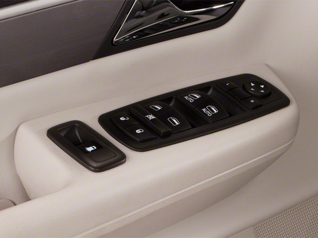 2012 Volkswagen Routan SE