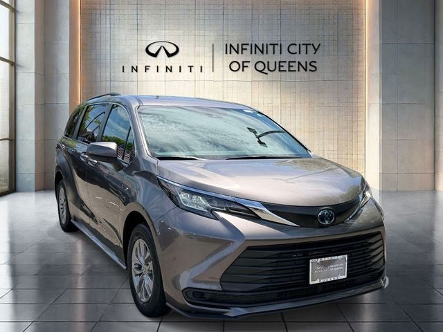 2022 Toyota Sienna LE 8-Passenger Hybrid FWD's photo