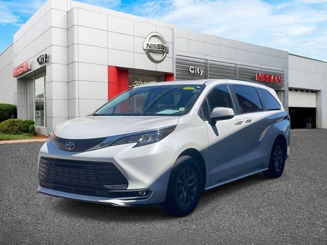 2023 Toyota Sienna XLE 8 Passenger