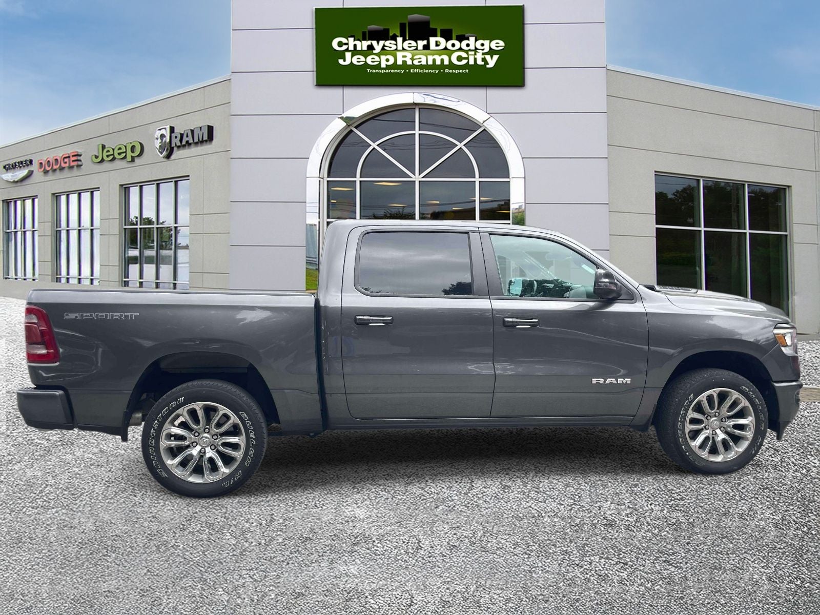 2023 RAM 1500 Laramie Crew Cab 4x4 5'7' Box