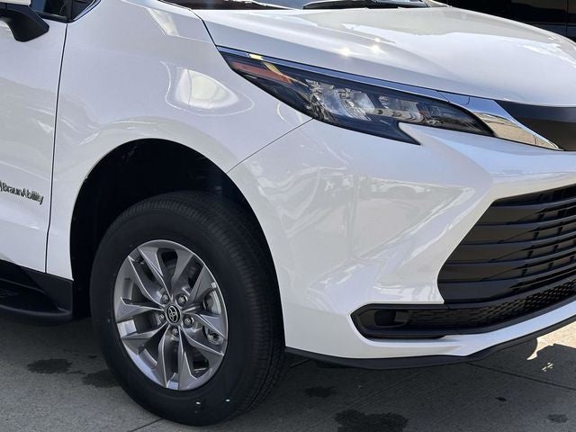 2026 Toyota Sienna LE Mobility Van