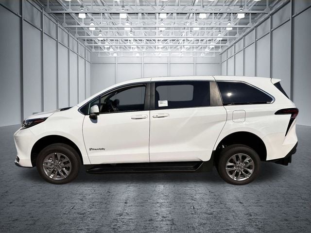 2026 Toyota Sienna LE Mobility Van