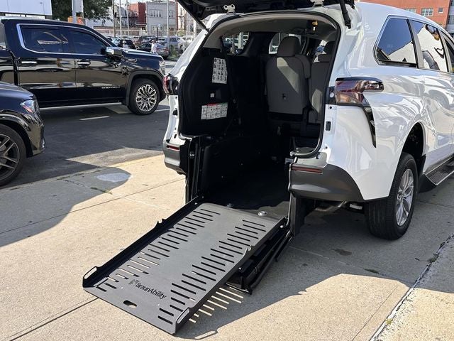 2026 Toyota Sienna LE 8 Passenger Mobility Van Taxi Ready