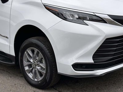 2026 Toyota Sienna Mobility LE 8 Passenger