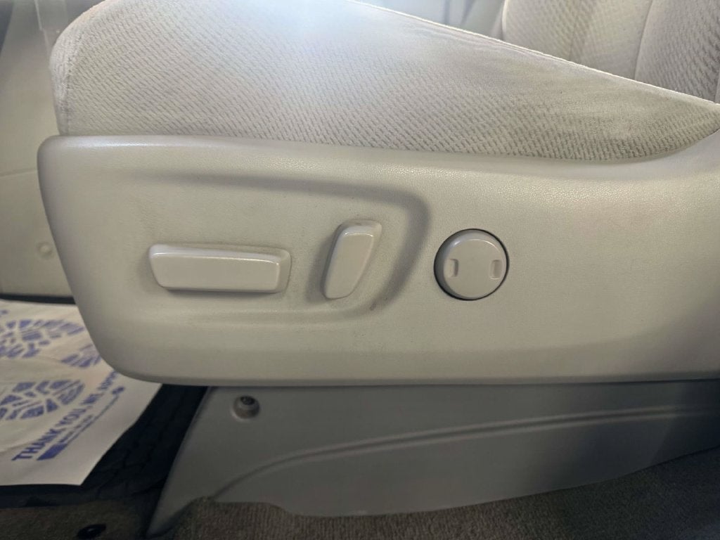 2012 Toyota Sienna LE 8 Passenger