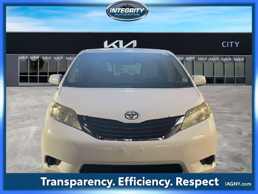 2012 Toyota Sienna LE 8 Passenger