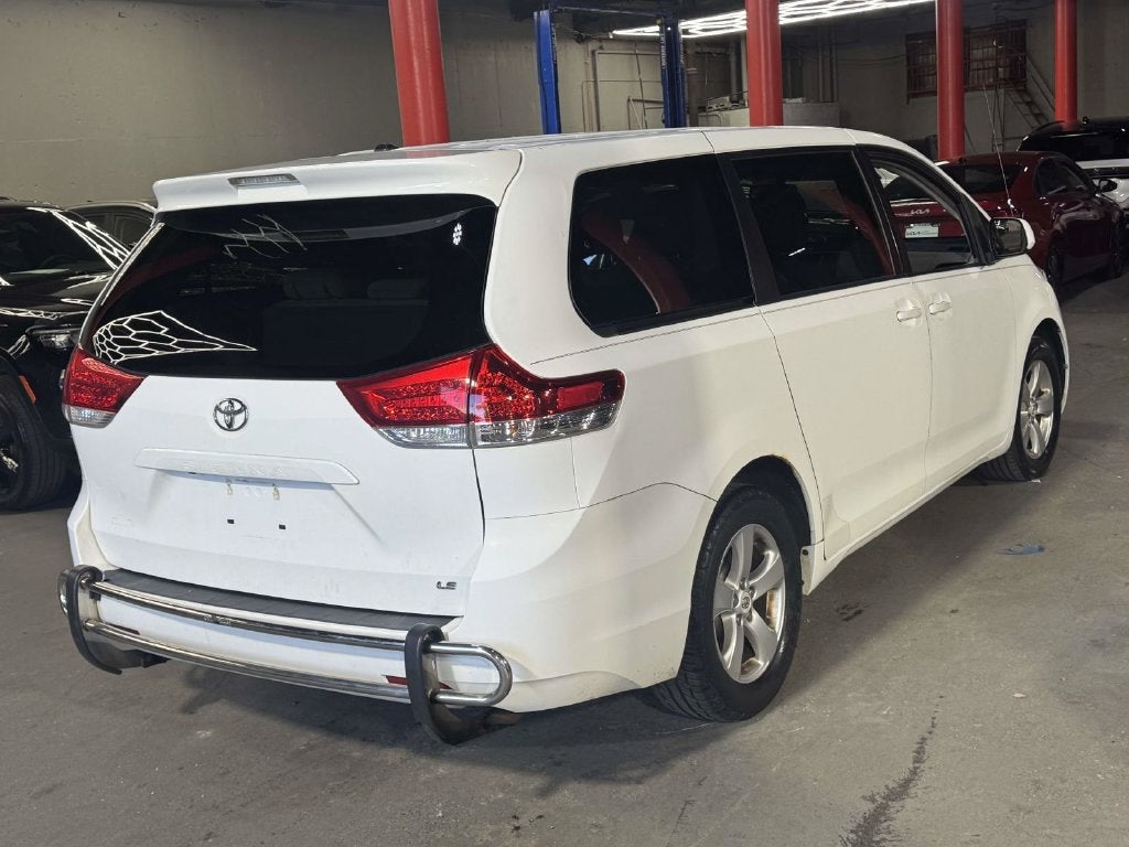 2012 Toyota Sienna LE 8 Passenger
